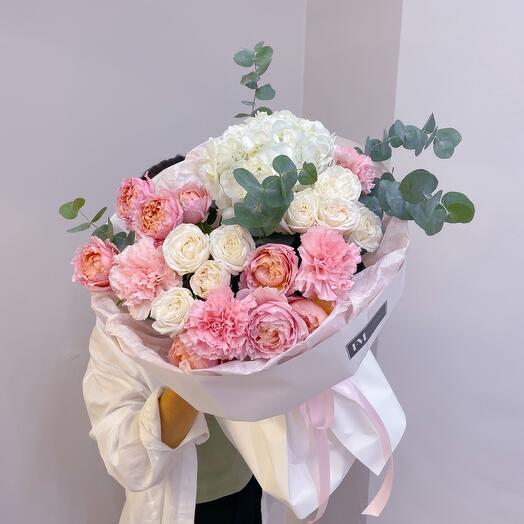 Нежный сборный букет