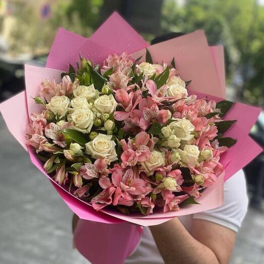 Букет из кустовых розочек и альстромерий
