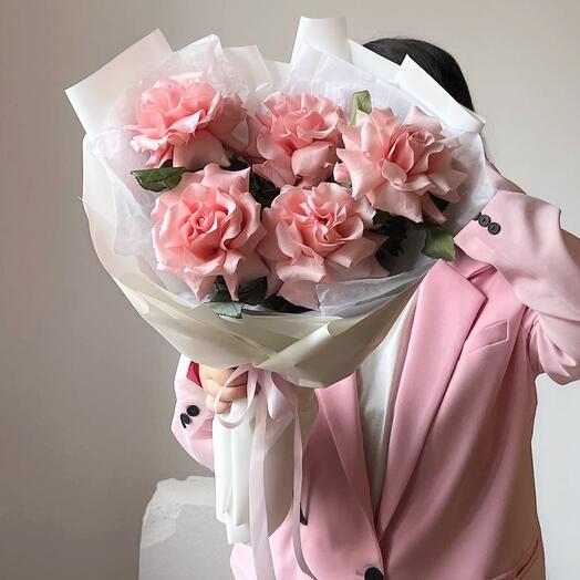 Monobucket of 5 pink French inverted roses