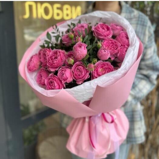 Очаровательный букет розовых кустовых роз