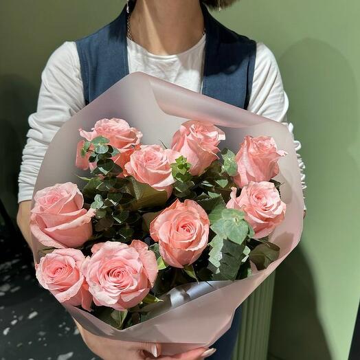 Delicado ramo de rosas con eucalipto