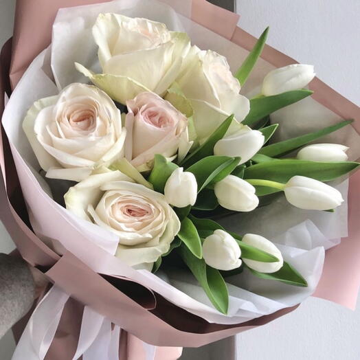 Delicato con una rosa e tulipani