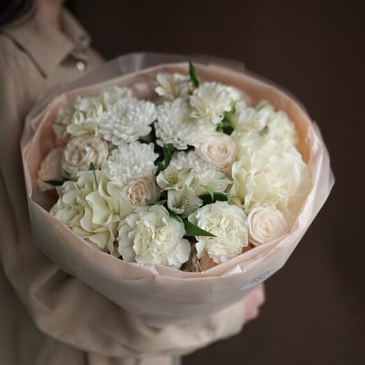 Белый букет с пионовидными вывернутыми розами, хризантемой и альстромерией