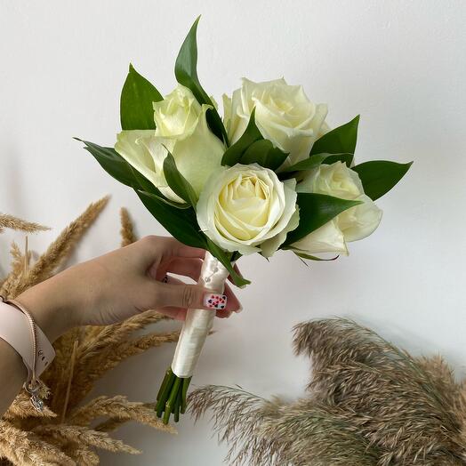 Ramo de novia de rosas y Ruscus. Ramo de boda minimalista