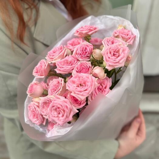 Bouquet of delicate bush roses (mono 027)