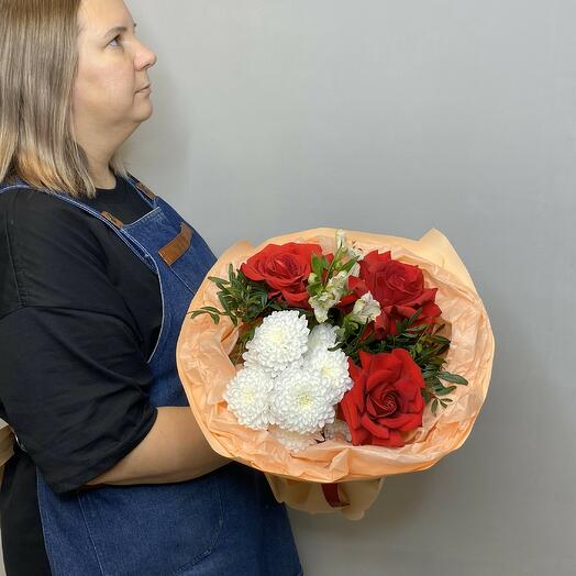 Французские красные ажурные розы сборный букет