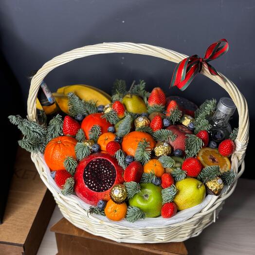Новогодняя корзина с фруктами