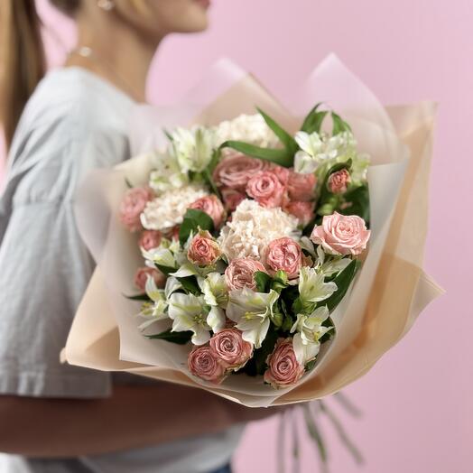 Ramo de rosas de peonía arbustiva y alstroemeria con Dianthus