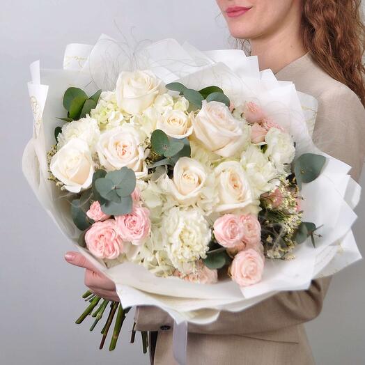 Hortensia y fragantes rosas peonías de Ohara en un gran ramo "Blancanieves"