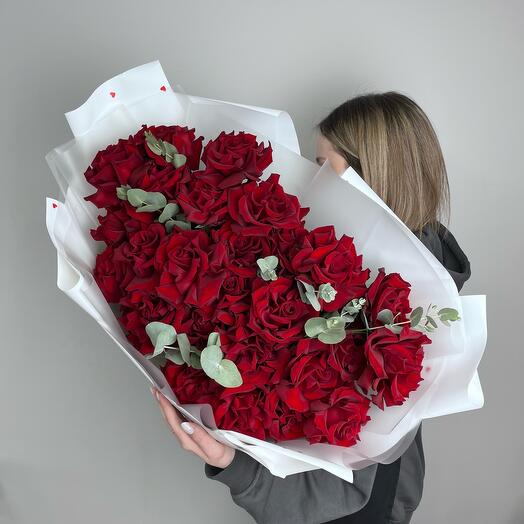 27 ажурных красных роз с эвкалиптом