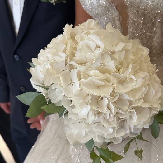 Букет с гортензиями