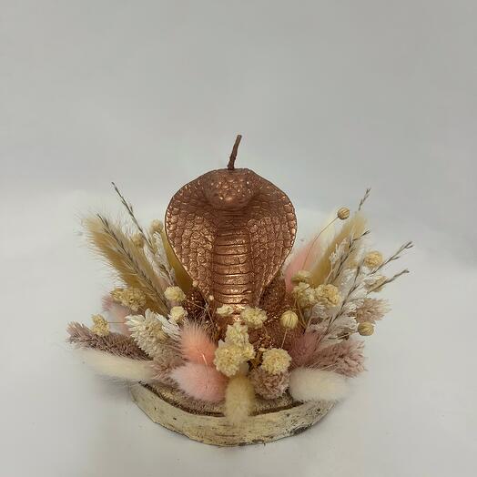 Свеча Змея в декоре из сухоцветов