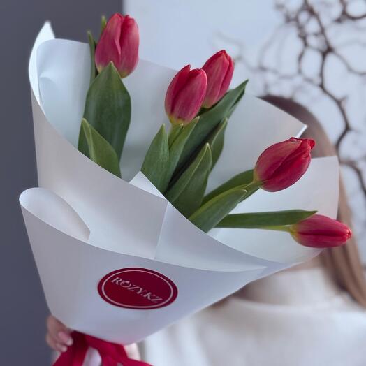 Букет 5 красных тюльпанов