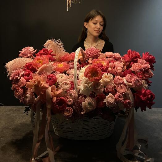 Корзина с цветами «Для неё» (Пионы, ранункулюсы, французская розовая роза, кустовая пионовидная роза)