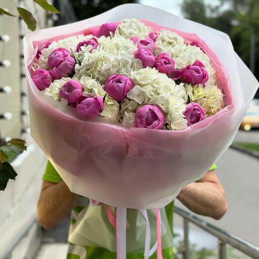 Букет из пионов и гортензий