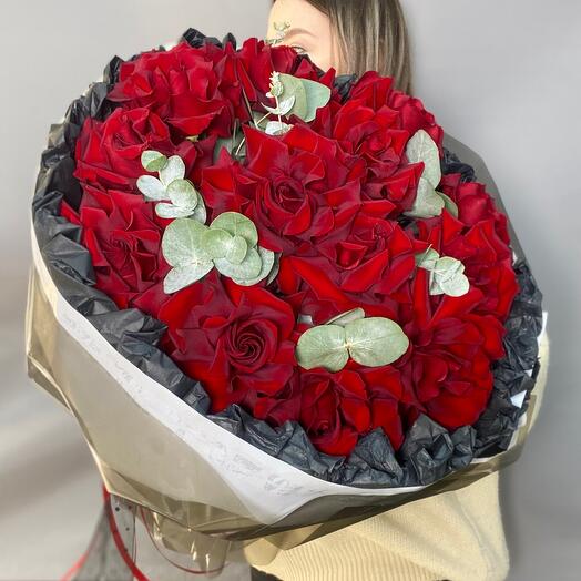 Букет из 13 красных ажурных роз
