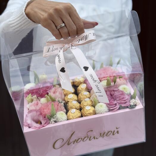 Бокс из сезонных цветов и конфет Ferrero