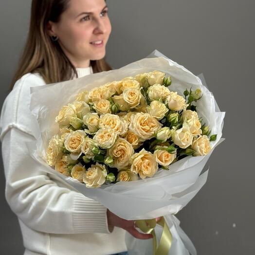 Букет из кремовых кустовых роз