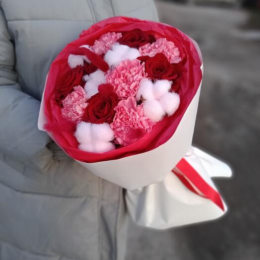 Букет с розами диантусом и хлопком (Красная роза, хлопок, диантус)