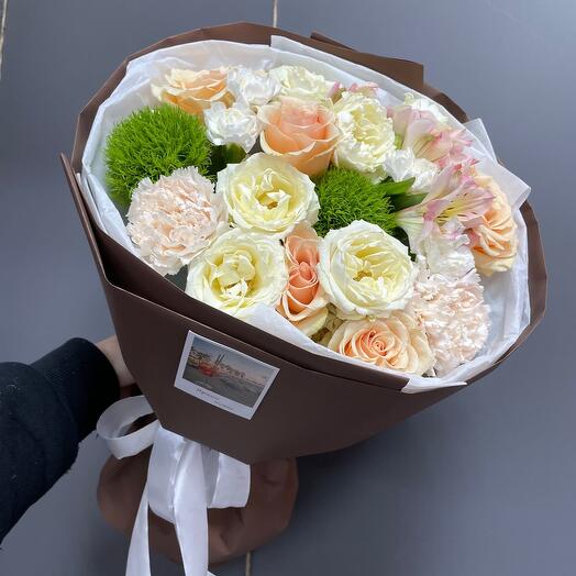 Букет из кустовой розы , диантусов, альстромерии ,кремовой розы и гвоздики гринтик