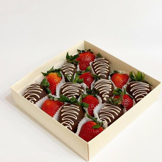 Набор клубники в темном шоколаде 12/16-18/32