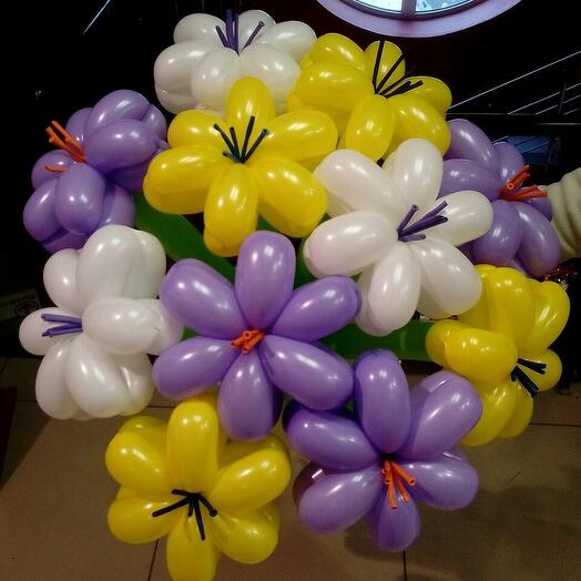 Букет из воздушных шаров на 8 марта (11 цветочков, цвет ромашек желтый, сиреневый, белый)