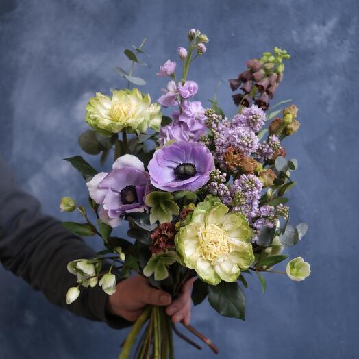 Анемоны, маттиола и сирень - Весна вне времени с быстрой доставкой