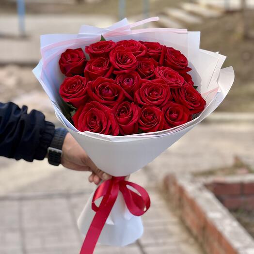 Rosas rojas en paquete de luz