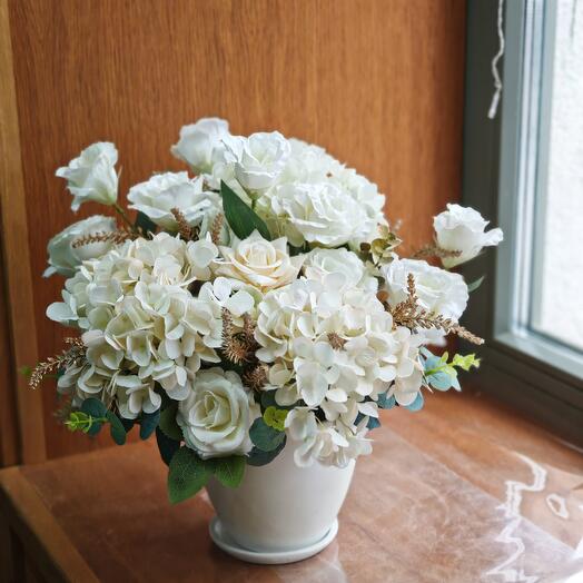 Композиция из искусственных цветов