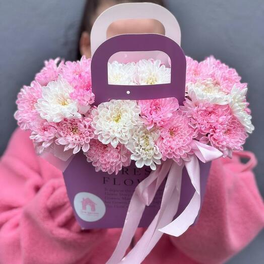 Handbag with bush chrysanthemums, a mix of white and pink