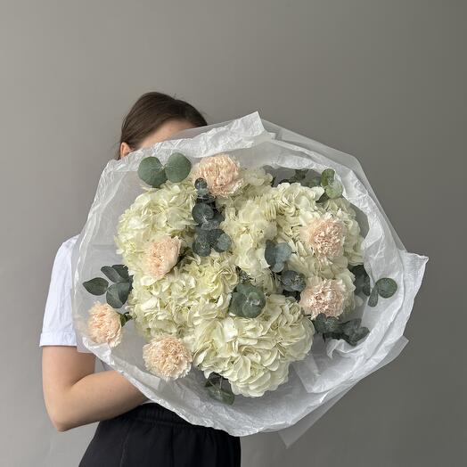 Duobucket con exuberantes hortensias y Dianthus de encaje