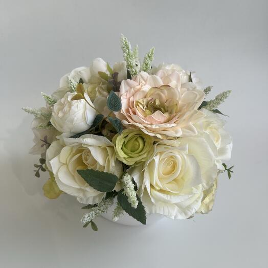 Интерьерная композиция из искусственных цветов от Flora Decora