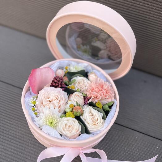 Цветы в коробке калла,Пионовидная кустовая Роза и диантус