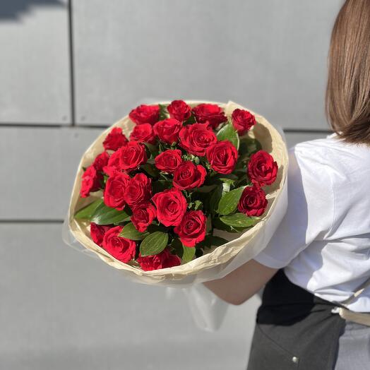 Букет из 25 ярко-красных роз 50см в упаковке