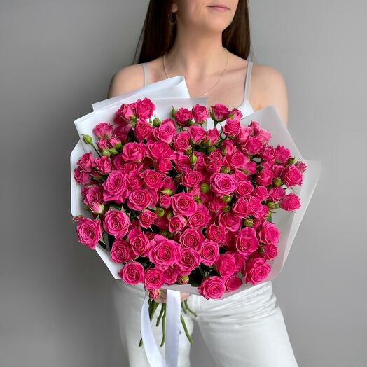 Нежный розовый букет кустовых роз 15 шт