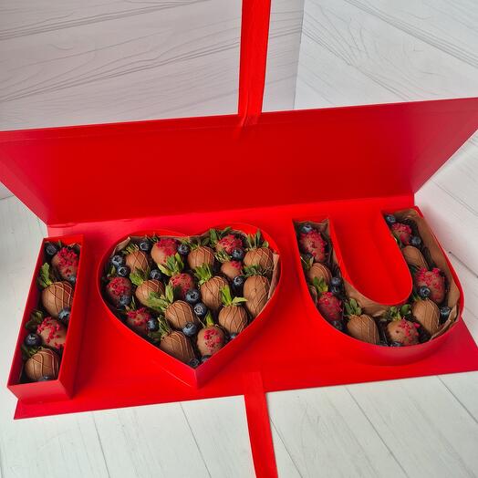 Chocolate-covered strawberries love set