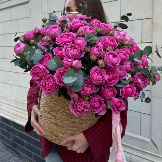 Корзина из пионовидной розы