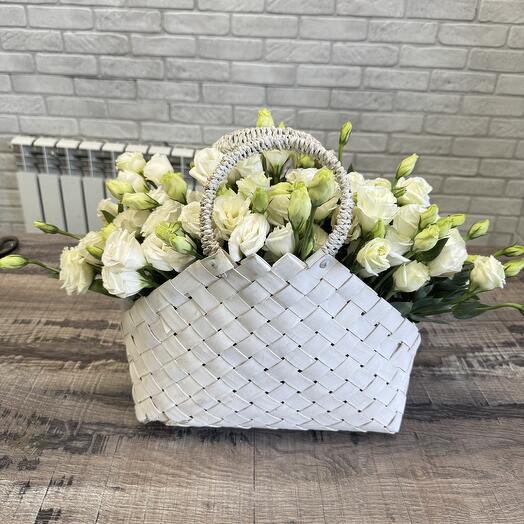 Эустома в корзине