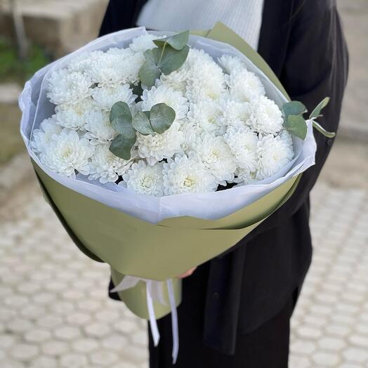 7 кустовых хризантем с эвкалиптом