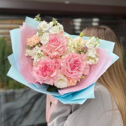 Ажурный букет и маттиолой и французской розой🌸