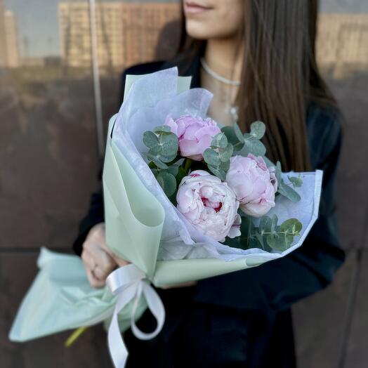 Букет из розовых пионов 3шт и эвкалипта