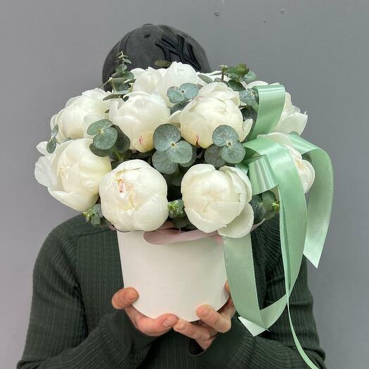 Шикарные белые пионы с эвкалиптом в шляпной коробке 11 шт (0006) peony