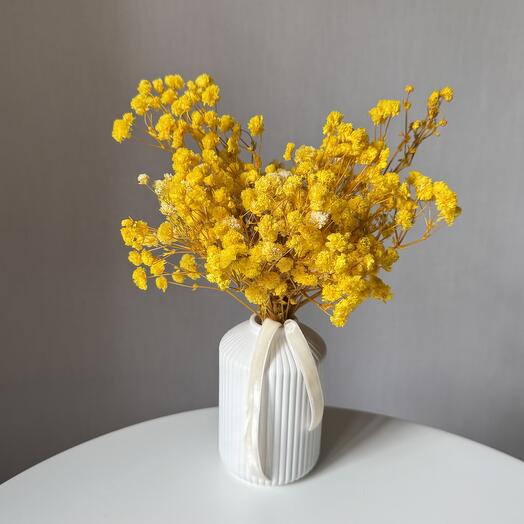 Гипсовая ваза с желтой стабилизированной гипсофилой