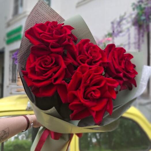 Букет из красных французских пышных роз