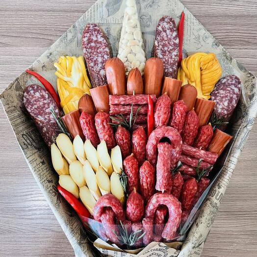 Колбасный букет с сыром, арахисом и закусками "Башня"