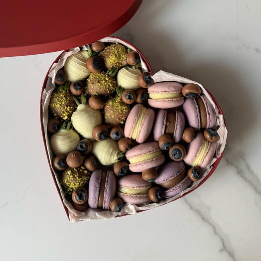 Клубника в шоколаде + макарон СЕРДЦЕ для любимой