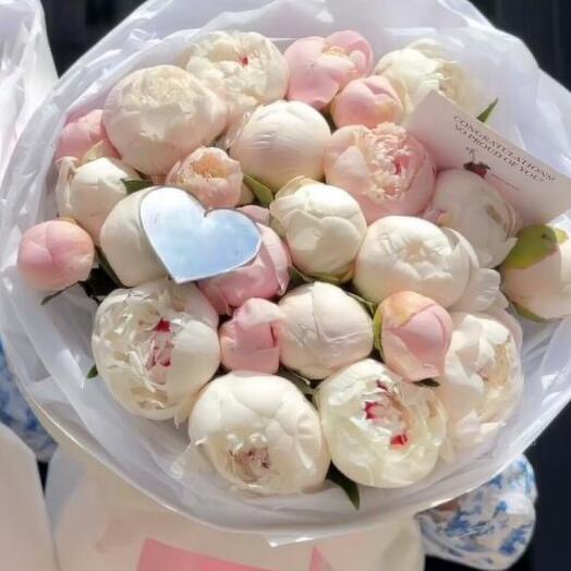 Шикарный букет из пионов