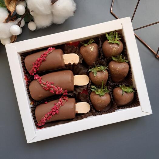 Клубника и бананы в молочном шоколаде для любимой