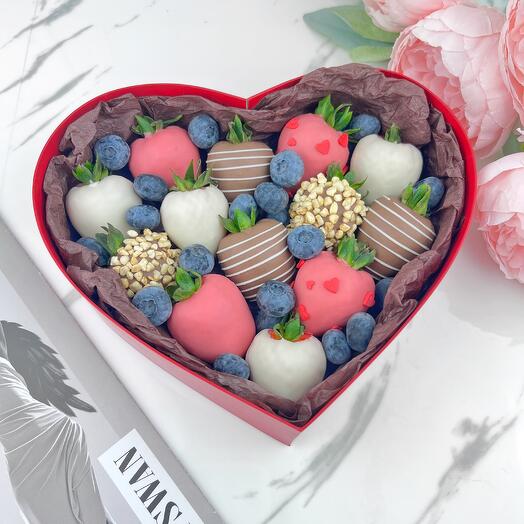 Клубника в сердце Love Story с голубикой