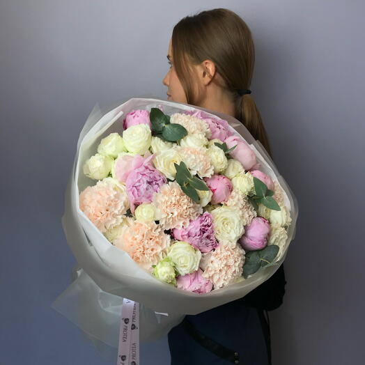 Пионы с розами
